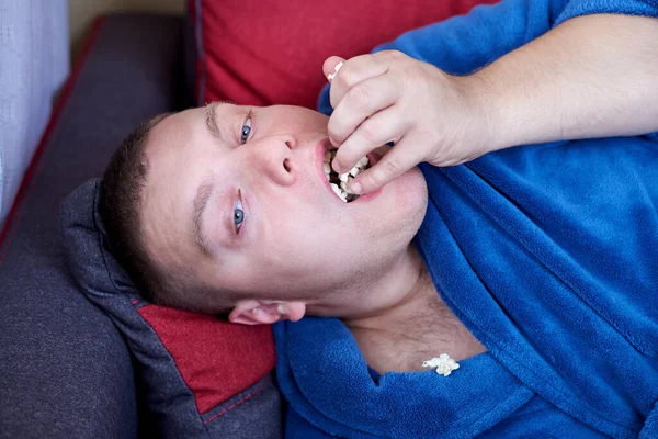 Tlustý Muž Županu Jíst Popcorn Při Ležení Gauči Obezita Nevhodný — Stock fotografie