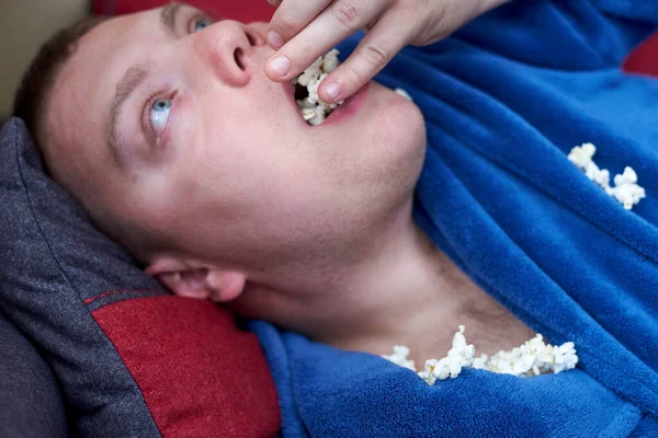 Χοντρός Άντρας Ρόμπα Τρώει Ποπκόρν Ενώ Ξαπλώνει Στον Καναπέ Παχυσαρκία — Φωτογραφία Αρχείου