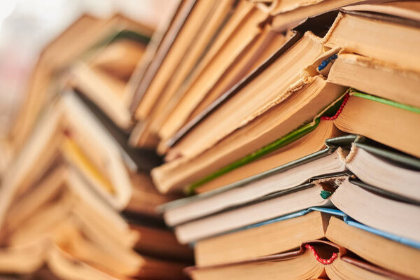 Старые книги, сложенные в кучу, крупным планом, избирательный фокус, обучение и концепция образования.