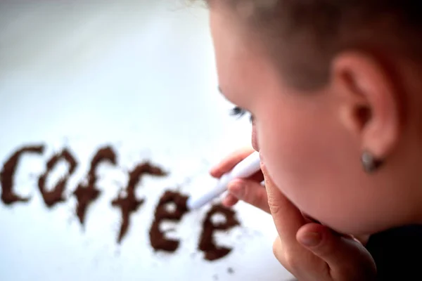 薬物中毒のようなわらを通してコーヒーを嗅ぐ女性 選択的フォーカス カフェイン中毒の概念 — ストック写真