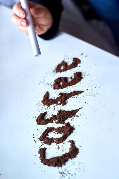 紙の藁で女性の手は ジャンキー 選択的フォーカス カフェイン中毒の概念のようなコーヒーを嗅ぐ — ストック写真
