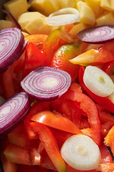 Pişirmek için pişirilmiş çiğ sebzeler: Patates, soğan, yakın plan biber..