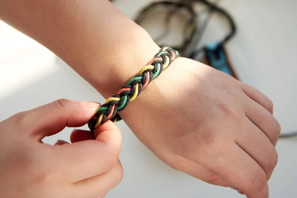 Armband Gemaakt Van Stof Touwen Hand Van Een Vrouw Een — Stockfoto