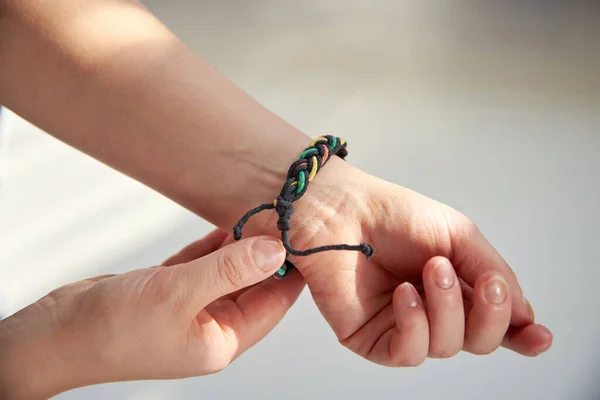 Armband Gemaakt Van Stof Touwen Hand Van Een Vrouw Een — Stockfoto