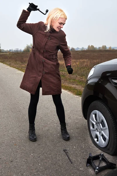 Anahtarı Olan Kızgın Sarışın Bir Kadın Arabasının Yanında Duruyor Lastiği — Stok fotoğraf