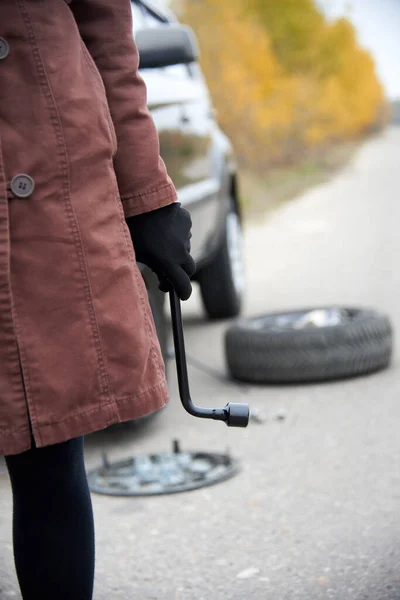 Eldivenli Bir Kadın Araba Yerine Tekerlek Takmak Için Anahtarı Var — Stok fotoğraf