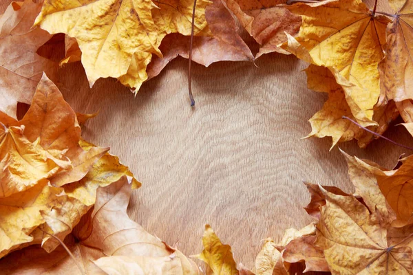 Feuilles Érable Jaunes Tombées Sur Fond Bois Espace Copie — Photo