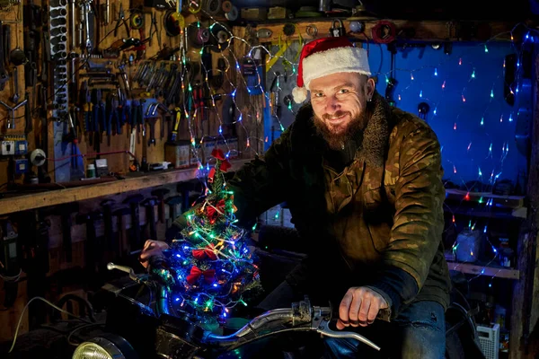 Homme Chapeau Père Noël Assis Sur Une Moto Rétro Dans — Photo