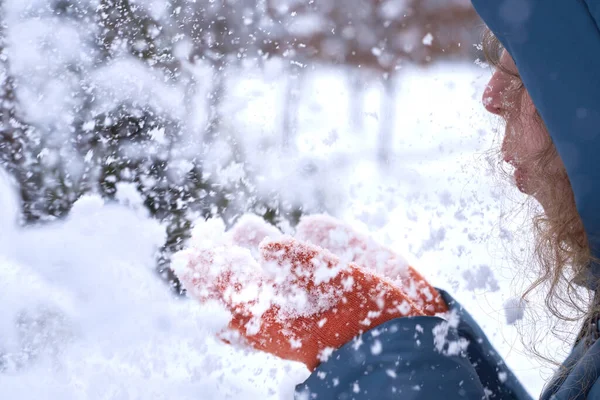 Mulher Luvas Soprando Neve Diversão Inverno — Fotografia de Stock