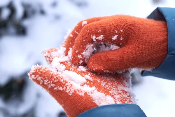 Руки Женщины Оранжевых Перчатках Застрявшим Снегом Зимой — стоковое фото