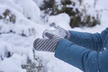 Eldivenli kadın, kışın karda el çırpar..