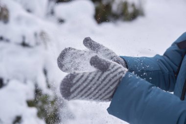 Eldivenli kadın, kışın karda el çırpar..