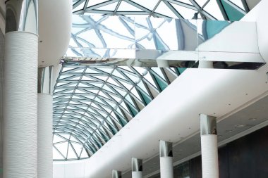 Modern mimari, eşkenar dörtgen şeklinde cam tavan.