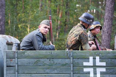 Ukrayna, Voronezh - 2 Eylül 2018: İkinci Dünya Savaşı 'nın yeniden inşası, Alman askerleri ormanda arabalarına biniyor.