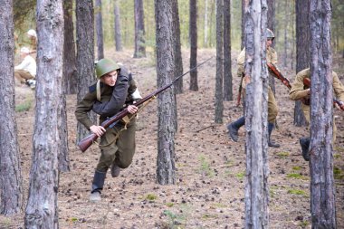 Ukrayna, Voronezh - 2 Eylül 2018: İkinci Dünya Savaşı 'nın yeniden inşası, Kızıl Ordu askerleri ormanda bir tüfekle.