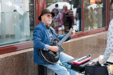 UKRAINE, KIEV-SEPTEMBER 24. 2017: Khreshhatyk Caddesi 'ndeki müzisyen. Gitar çalan kıdemli sokak müzisyeni..