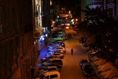 Ukrayna, Lviv, Danila Galitsky Meydanı - 25 Eylül 2011: Parlak renkli ışıkların ışığında pencereden eski Lviv kentinin meydanına bakın