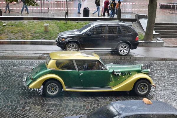 Ukrayna Lviv Temmuz 2013 Parlak Antika Araba Şehir Merkezinde Gezintiye — Stok fotoğraf