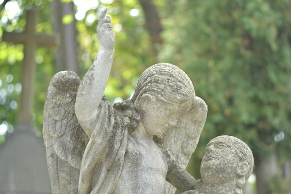 乌克兰 利沃夫 Lychakivskiy公墓 2011年9月26日 秋天下午 在墓地 一座天使和人类的石像 — 图库照片