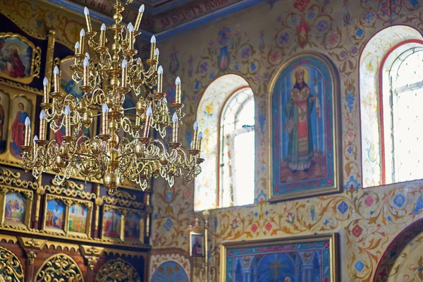 Ukrayna, Şostka, Allah 'ın Klisesi - 3 Mart 2019: Ukrayna Ortodoks Kilisesi' nin içi, büyük altın avize