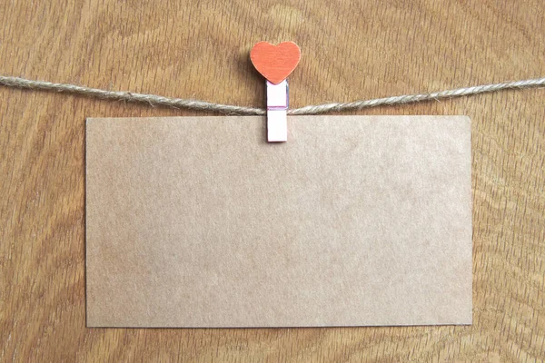 Postal Blanco Una Cuerda Con Tendedero Forma Corazón Sobre Fondo —  Fotos de Stock