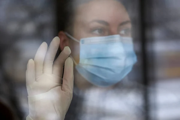 Una Donna Maschera Medica Guanti Gomma Guarda Fuori Dalla Finestra — Foto Stock