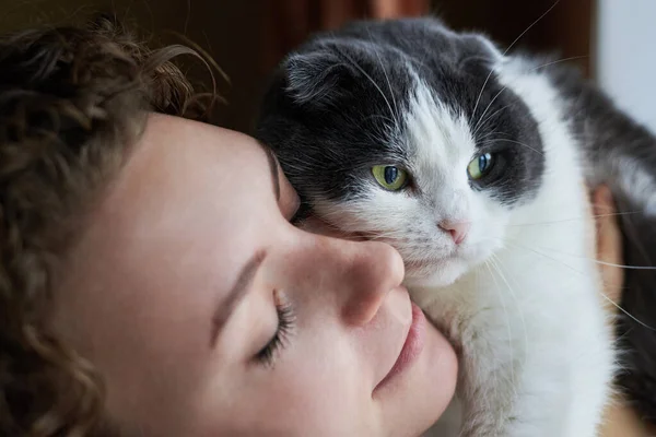 Mujer Abraza Lindo Gato Cerca Tema Amistad Con Las Mascotas — Foto de Stock