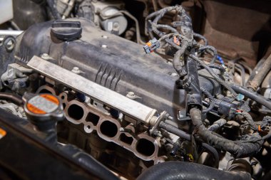 Araba motoru tamiri, emme manifoldu olmayan motor, gaz ekipmanı kurulumu.