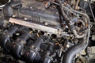 Araba motoru tamiri, emme manifoldu, LPG enjektörlerinin bağlantısı.