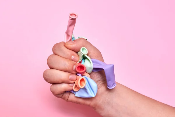 Ballons Multicolores Non Gonflés Dans Les Mains Une Femme Sur — Photo