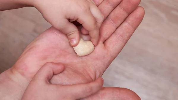 Kleine Zoon Legt Een Klein Pleisterhart Hand Van Zijn Vader — Stockfoto