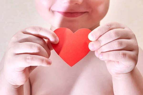 Menino Sorridente Segurando Papel Coração Vermelho Tema Amor Esperança — Fotografia de Stock