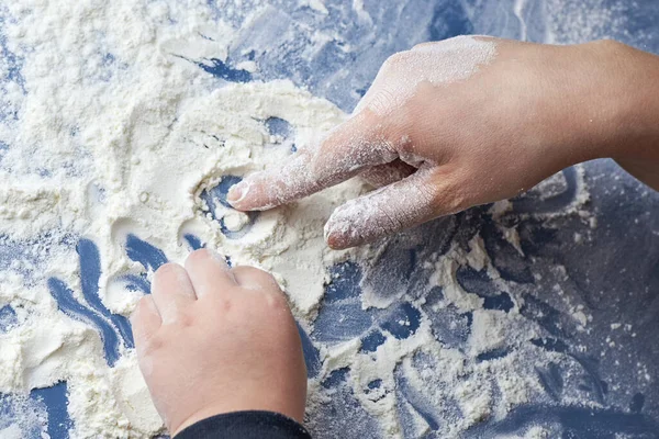 Мама Дитячі Руки Малюють Борошні Домашні Забави — стокове фото