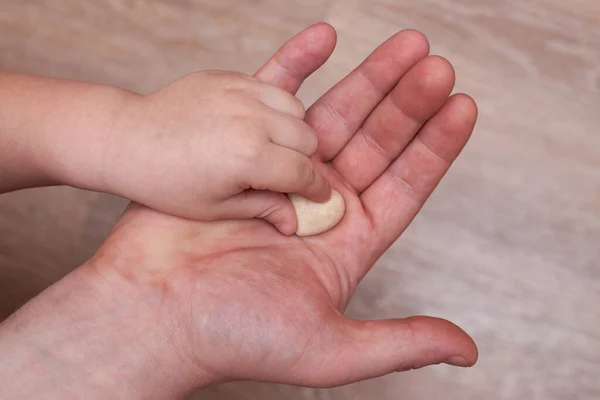 Kleine Zoon Legt Een Klein Pleisterhart Hand Van Zijn Vader — Stockfoto