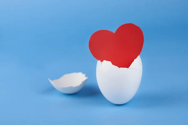 Papel Rojo Corazón Una Cáscara Huevo Sobre Fondo Azul Concepto —  Fotos de Stock