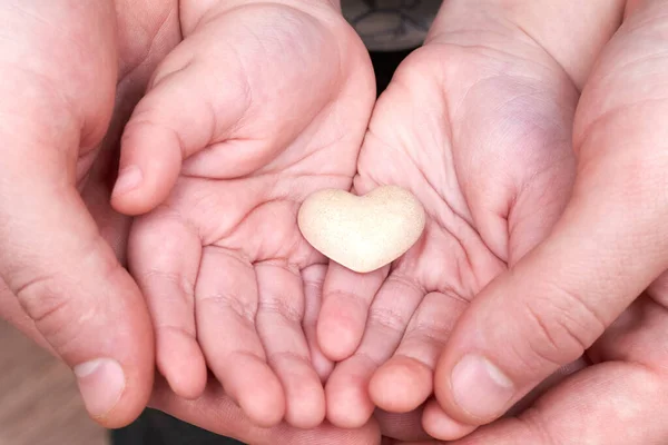 Las Manos Papá Hijo Sostienen Pequeño Corazón Yeso Concepto Relación —  Fotos de Stock