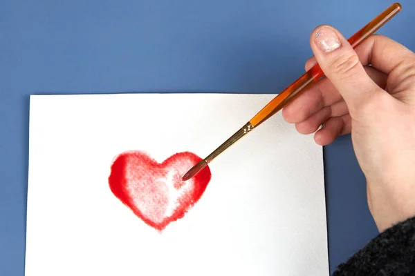 Mano Una Mujer Dibuja Una Forma Corazón Rojo Acuarela Sobre —  Fotos de Stock