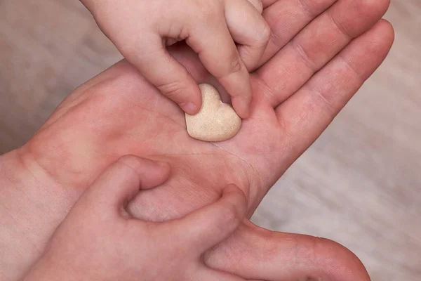 Pequeño Hijo Pone Pequeño Corazón Yeso Mano Padre Concepto Relación — Foto de Stock