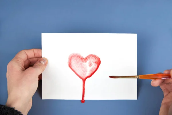 Mano Una Mujer Dibuja Una Forma Corazón Rojo Acuarela Sobre —  Fotos de Stock