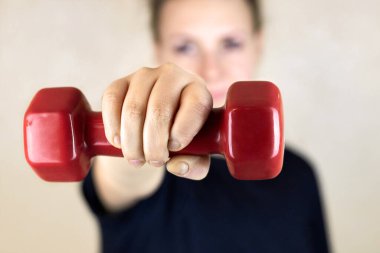 Önünde bir dambıl tutan kadın, evinde egzersiz yapan kadın..