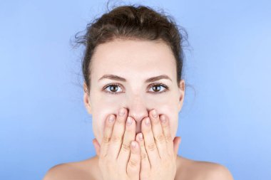 Yüz egzersizi yapan güzel bir kadın, yüz bakımı, kırışıklıklara karşı kendine masaj ve yaşlılık, cildin güzelliğine önem verir..