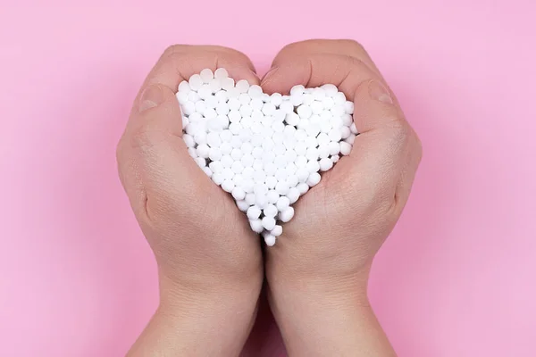 Brotes Algodón Blanco Forma Corazón Las Manos Una Mujer Sobre —  Fotos de Stock