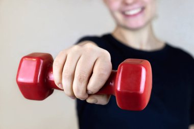 Önünde bir dambıl tutan kadın, evinde egzersiz yapan kadın..