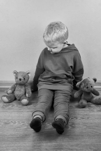 Menino Caucasiano Três Anos Senta Sozinho Chão Lado Ursinhos Pelúcia — Fotografia de Stock