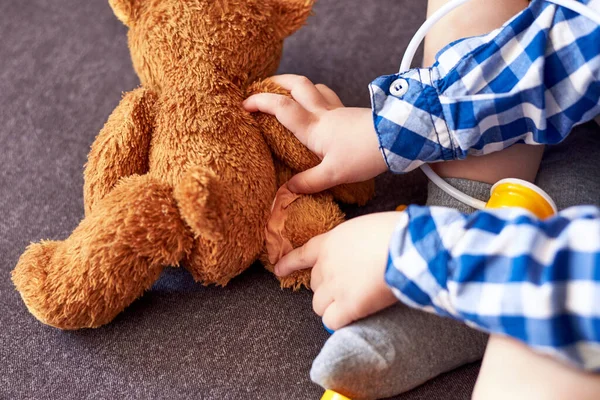 Niño Pequeño Pega Yeso Osito Peluche Jugando Doctor Cerca — Foto de Stock