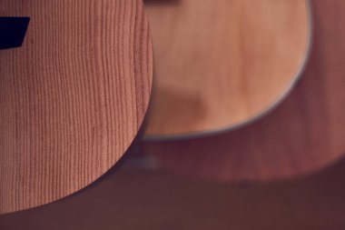 Bir mağazadaki akustik gitarın bir parçası, yakın plan..