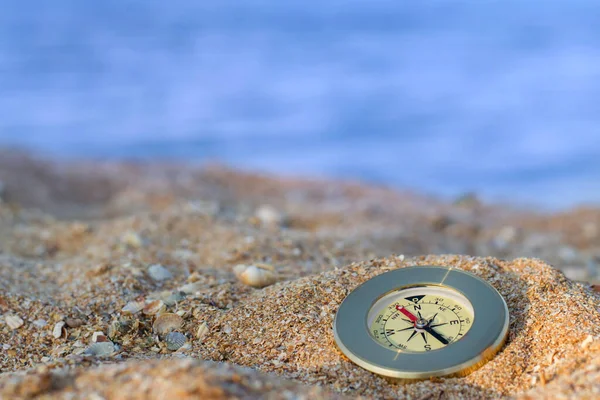 Kompass Liegt Der Küste Nahaufnahme Kopierraum Sommerreisekonzept — Stockfoto