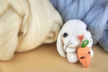 Yün yumaklarının yanında havuçlu el yapımı tavşan..
