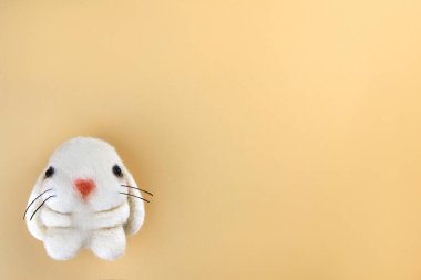 Bej arka planda yün kaplı el yapımı tavşan, kopyalama alanı.