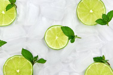 Kireç parçaları ve nane yaprakları buzda yatıyor..